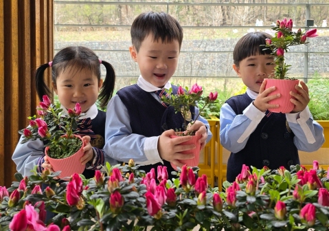 꼬마 손정원사 베토벤반 친구들이 아젤리아 꽃을 심었어요!